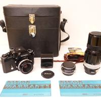 Nikon F Ftn nera con obiettivi Nikkor ed accessori