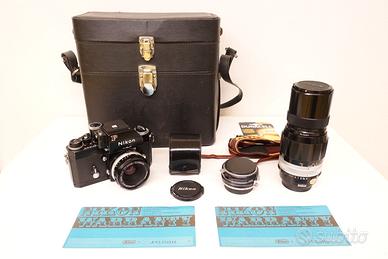 Nikon F Ftn nera con obiettivi Nikkor ed accessori