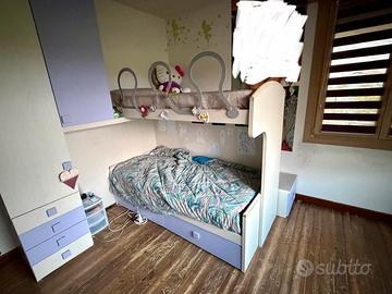 Letti a castello con cassettoni e scalini e armadi