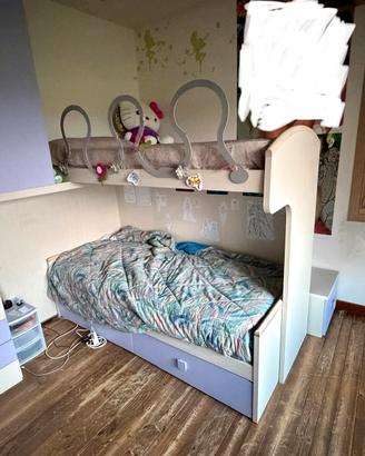 Letti a castello con cassettoni e scalini e armadi