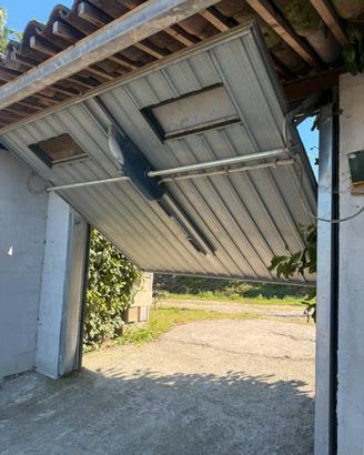 Porta basculante motorizzata per garage