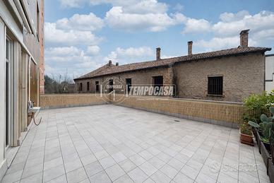 2 LOCALI CON TERRAZZO !!