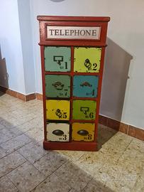 mobile rosso in legno con cassetti colorati
