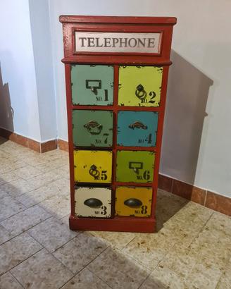 mobile rosso in legno con cassetti colorati