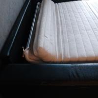Divano letto matrimoniale tre posti di pelle nero.