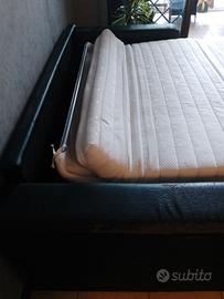 Divano letto matrimoniale tre posti di pelle nero.