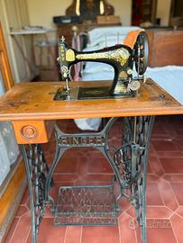 Antica macchina da cucire SINGER a pedale - v