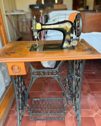 Antica macchina da cucire SINGER a pedale - v