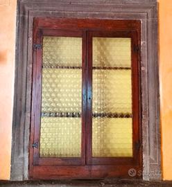 Finestra antica a doppio battente 
