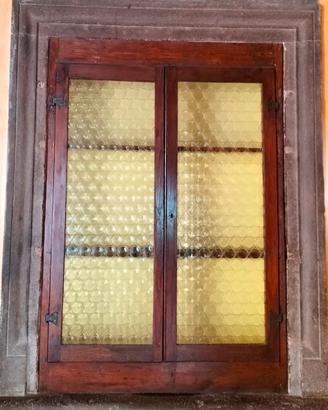 Finestra antica a doppio battente 