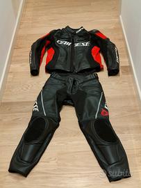 Giacca traforata e pantaloni in pelle Dainese