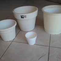 Blocco di 4 vasi plastica interno esterno.
