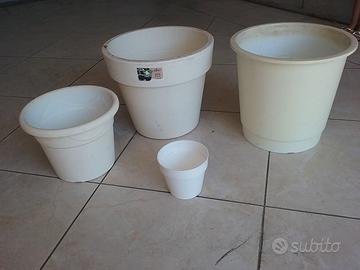 Blocco di 4 vasi plastica interno esterno.