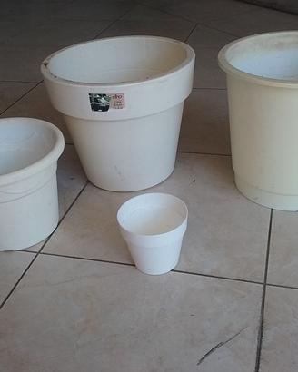 Blocco di 4 vasi plastica interno esterno.