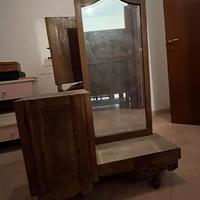 Toilette antica con specchio