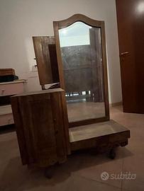 Toilette antica con specchio