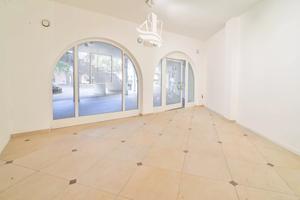 Ufficio con posti auto a Laives