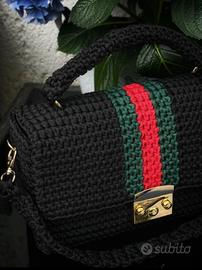 Borsa a mano con tracolla, fatta a mano.