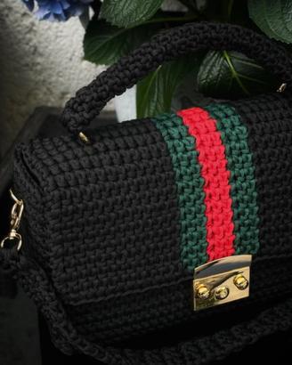 Borsa a mano con tracolla, fatta a mano.