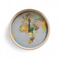 Orologio da muro con mappa del mondo moderno