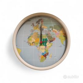 Orologio da muro con mappa del mondo moderno