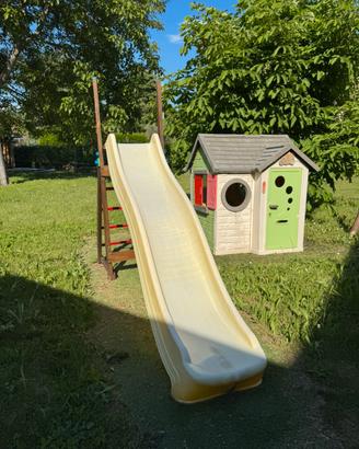 Scivolo e casetta da giardino
