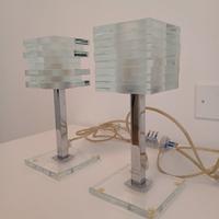 Coppia di lampade da comodino e lampadario