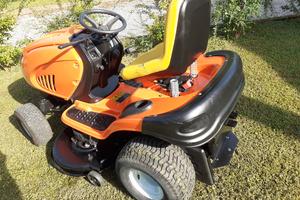 trattorino rasaerba tagliaerba giardino 