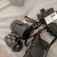 macchina fotografica vintage con obbiettivi flash