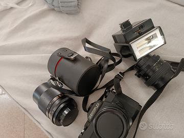 macchina fotografica vintage con obbiettivi flash