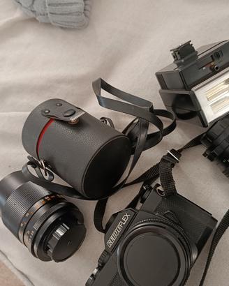 macchina fotografica vintage con obbiettivi flash