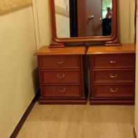 2 COMODINI PIU' SPECCHIO