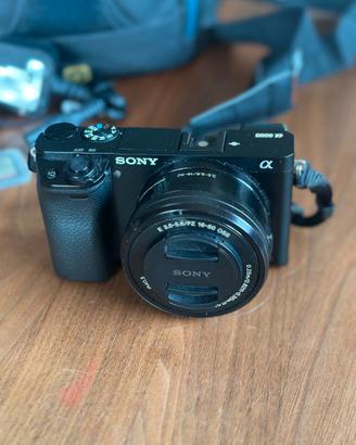 Sony Alpha (A6000) + obiettivo 16-50mm + borsa