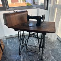 Macchina da cucire antica