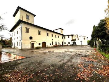 Villa di 1380 m² con più di 5 locali a Campi Bisen