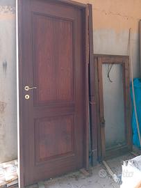 una porta e due finestre 