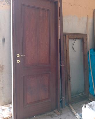 una porta e due finestre 