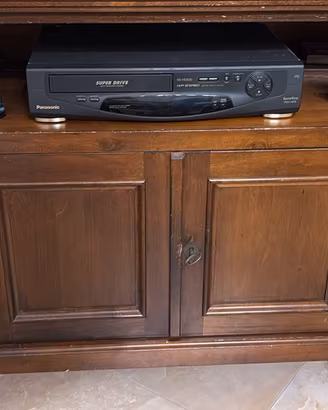 Mobile tv in legno