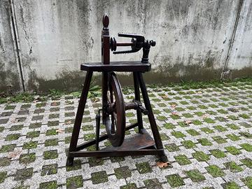 Filatoio a pedale antico in legno - Arcolaio
