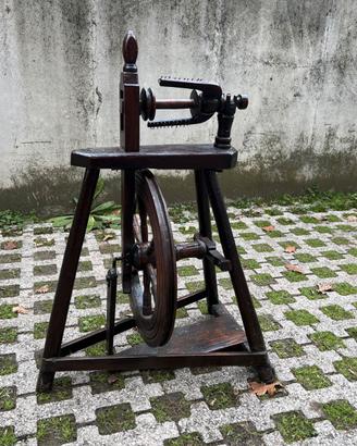 Filatoio a pedale antico in legno - Arcolaio