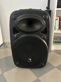 Cassa musicale con asta e microfoni