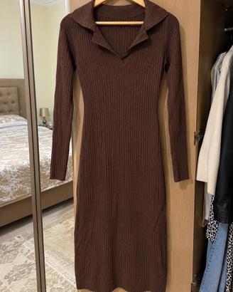 Vestito lungo a costine marrone con colletto