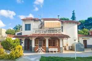 Villa indipendente con dependance e 2.000 mq di te