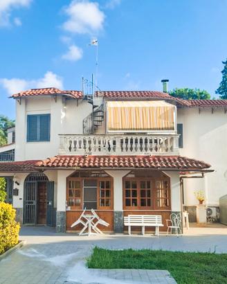 Villa indipendente con dependance e 2.000 mq di te