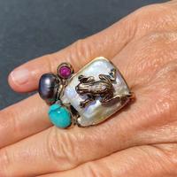 Anello ranocchia su madreperla