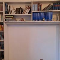 Libreria bianca a ponte