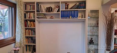 Libreria bianca a ponte