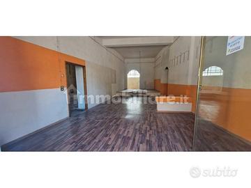 Locale commerciale con doppio ingresso