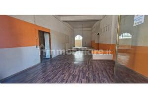 Locale commerciale con doppio ingresso
