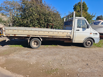 Iveco Daily 35.8 cassone fisso 4 mt leggi